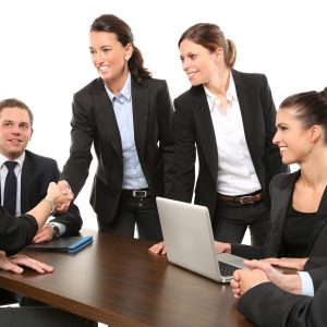 Profesionales participando en un evento de networking corporativo y estrechando la mano en una reunión de negocios organizada por la CCIE.