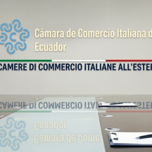 Salón de conferencias institucional con logo de la Cámara de Comercio Italiana del Ecuador CCIE