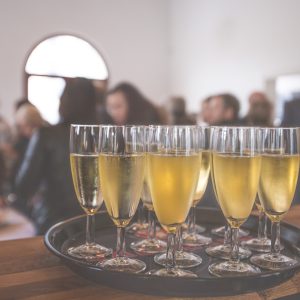 Evento de networking corporativo con brindis de champán organizado por la Cámara de Comercio Italiana del Ecuador.
