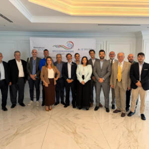 Grupo de profesionales y directivos en un seminario empresarial de la Cámara de Comercio Italiana del Ecuador.